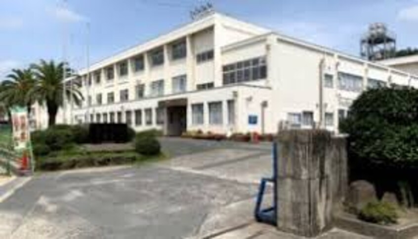 浅口市立鴨方中学校(中学校/中等教育学校)まで745m Ｆａｍｉｌｌｅ　Ｂ