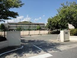 倉敷市立玉島南小学校(小学校)まで925m 山陽本線（中国）/新倉敷駅 バス27分黒崎下車:停歩5分 1階 築15年