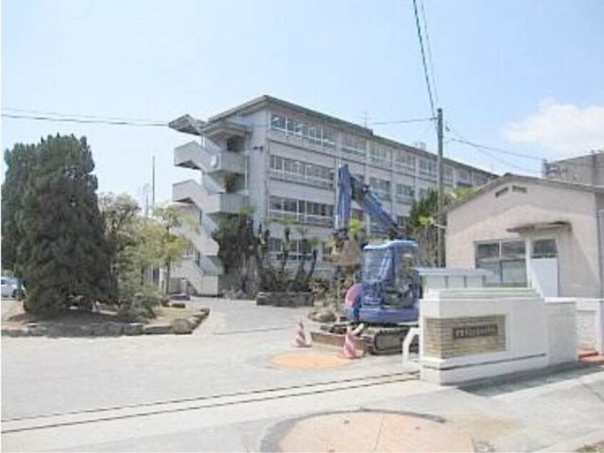 玉島西中学校(中学校/中等教育学校)まで2831m 山陽本線（中国）/新倉敷駅 バス27分黒崎下車:停歩5分 1階 築15年