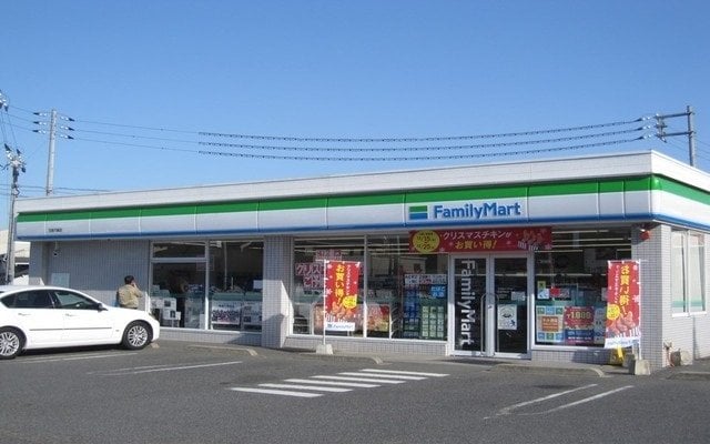 ファミリーマート玉島八島店まで350m クリスタルローズ　Ｂ棟