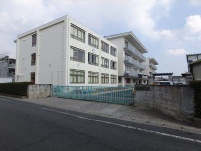 老松小学校まで550m サンガーデンＢ