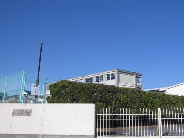 上成小学校まで550m メゾンド・ジュン