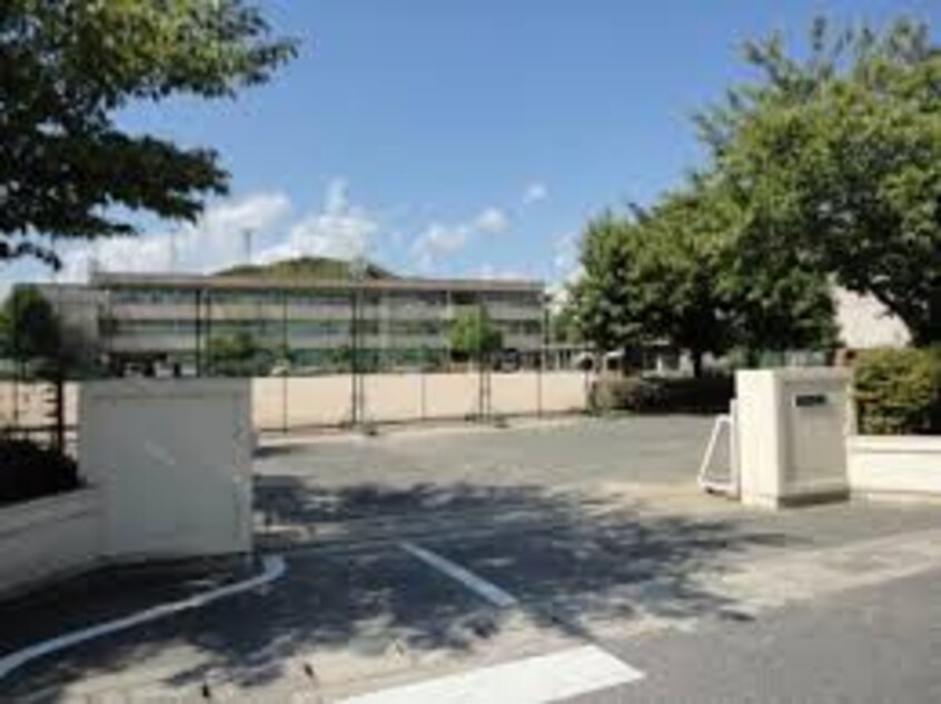 倉敷市立玉島南小学校(小学校)まで925m 山陽本線（中国）/新倉敷駅 バス27分黒崎下車:停歩5分 2階 築15年