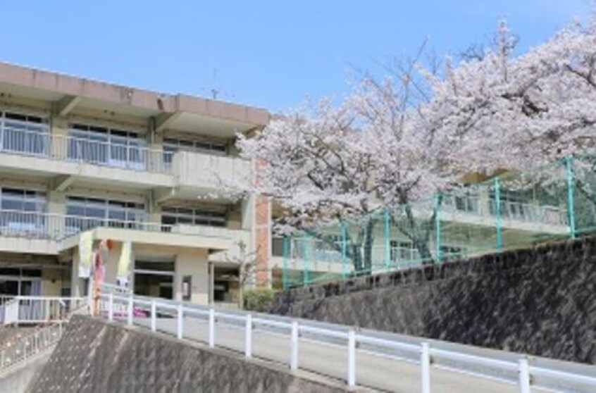 郷内小学校(小学校)まで522m 瀬戸大橋線/木見駅 徒歩7分 1階 建築中