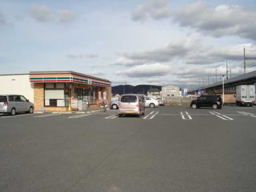 セブンイレブン倉敷上東店（コンビニ）まで303ｍ リビュール・エスポアＡ