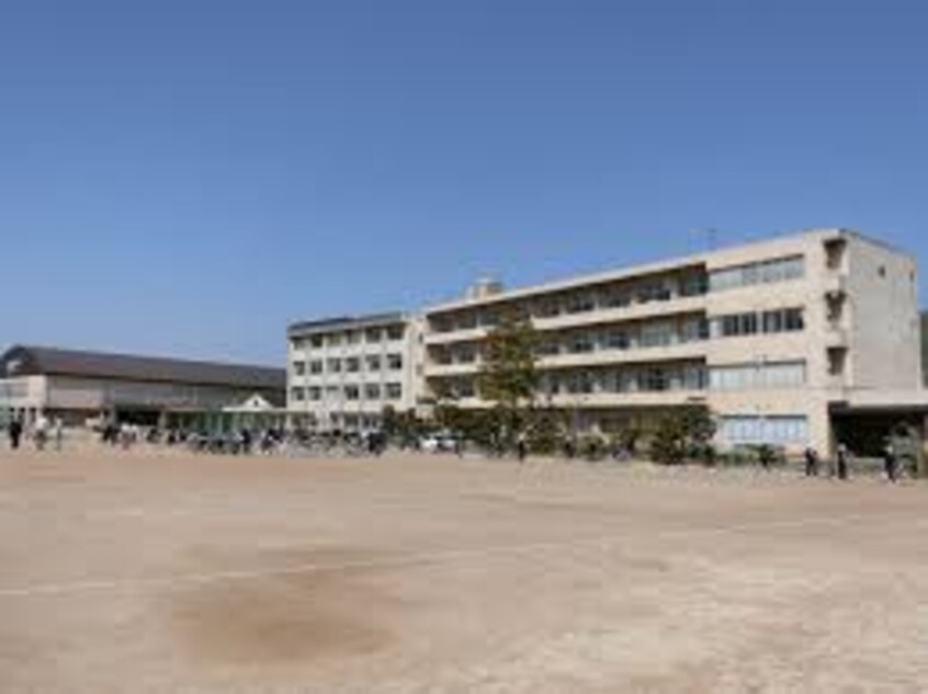 浅口市立金光中学校(中学校/中等教育学校)まで218m バン・テール