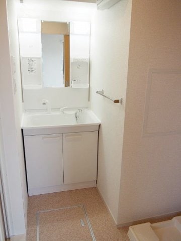 ゆったりとスペースのある洗面所 Ｔ・ＫレジデンスⅠ