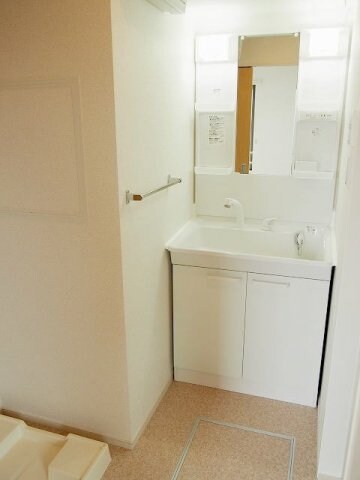 ゆったりとスペースのある洗面所 Ｔ・ＫレジデンスⅠ