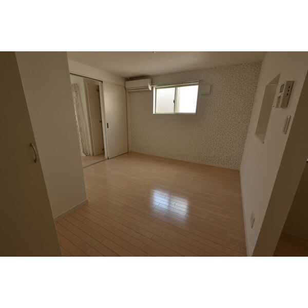 ※写真は同じマンションの違う部屋のものになります。 東海道本線/名古屋駅 徒歩8分 1階 築12年