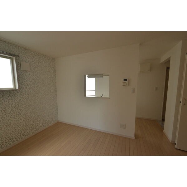 ※写真は同じマンションの違う部屋のものになります。 東海道本線/名古屋駅 徒歩8分 1階 築12年