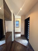 きれいな玄関です 泉田町向畑戸建