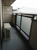 開放的で明るい空間を演出してくれるバルコニーです ウェルスハイツ