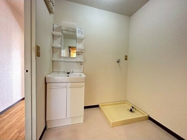  名古屋市営地下鉄名港線/六番町駅 徒歩15分 3階 築35年