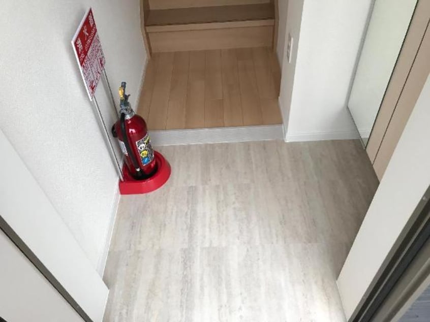 玄関 ラピス　ワイ