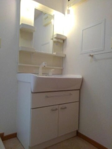 明るい洗面所です メゾン　ラダ－