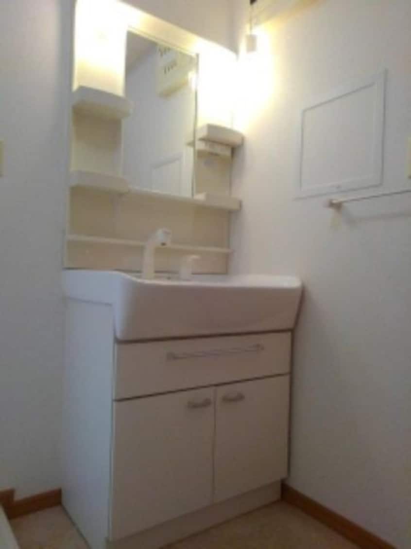 明るい洗面所です メゾン　ラダ－