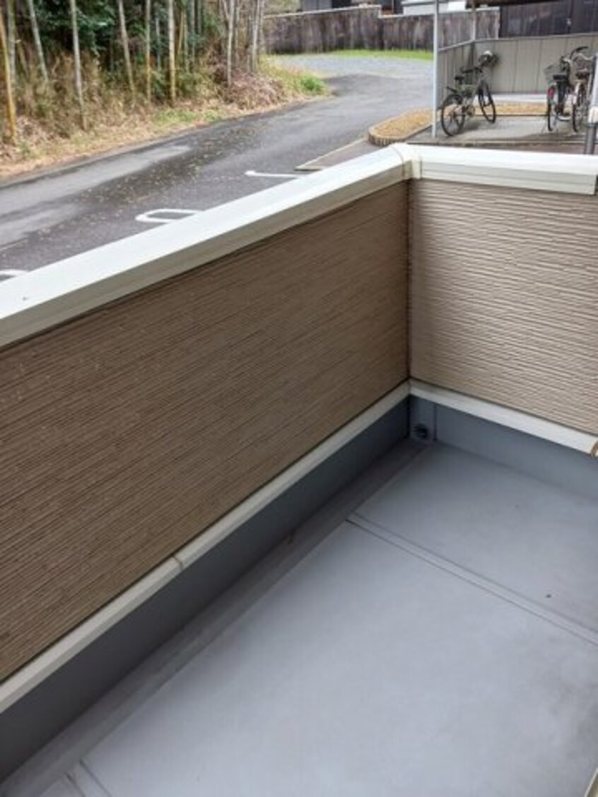 暖かな日差しのふりそそぐバルコニー ブルー　コスモ