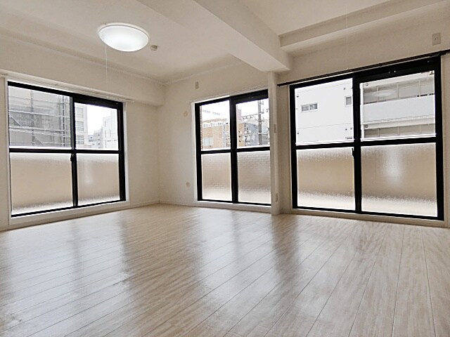 角部屋、2面採光で明るいリビングです 丸の内ＦＯＲＴ