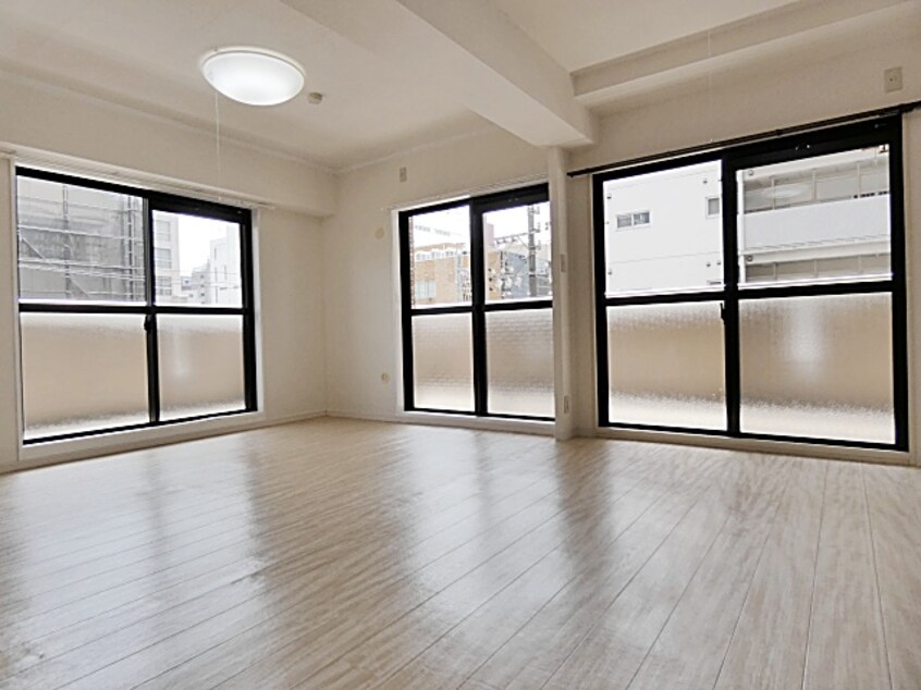 角部屋、2面採光で明るいリビングです 丸の内ＦＯＲＴ