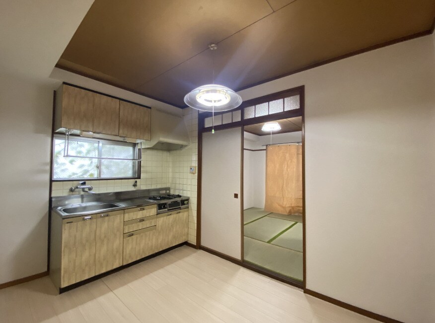 ※写真は同じマンションの違う部屋のものになります。 名古屋市営地下鉄東山線/千種駅 徒歩4分 4階 築40年