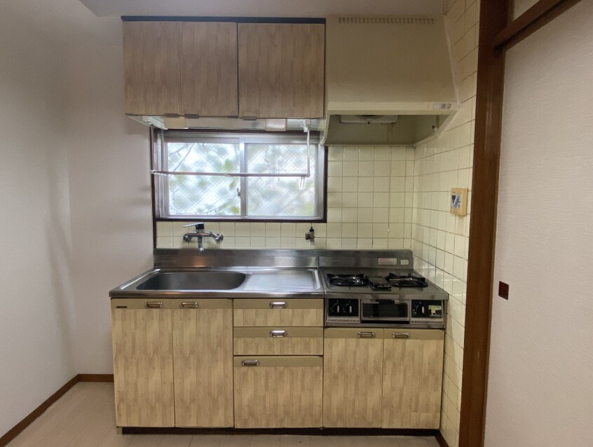 ※写真は同じマンションの違う部屋のものになります。 名古屋市営地下鉄東山線/千種駅 徒歩4分 4階 築40年