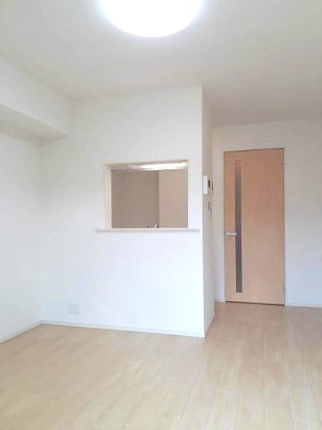 こちらのリビングで趣味の時間をお楽しみください 名鉄三河線/高浜港駅 徒歩11分 2階 築5年