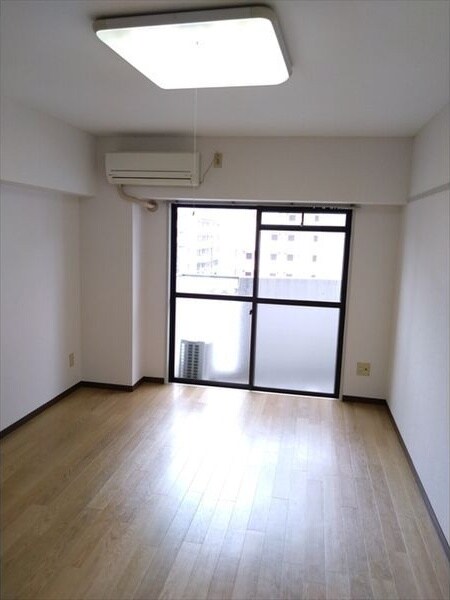 ※写真は同じマンションの違う部屋のものになります。 名古屋市営地下鉄東山線/栄駅 徒歩12分 3階 築36年