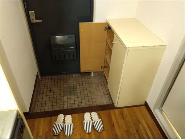 ※写真は同じマンションの違う部屋のものになります。 名古屋市営地下鉄東山線/栄駅 徒歩12分 3階 築36年