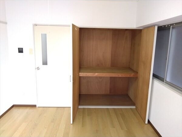 ※写真は同じマンションの違う部屋のものになります。 名古屋市営地下鉄東山線/栄駅 徒歩12分 3階 築36年