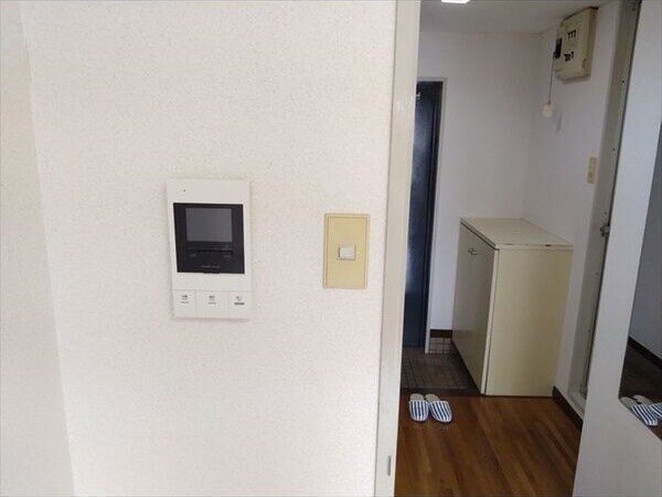 ※写真は同じマンションの違う部屋のものになります。 名古屋市営地下鉄東山線/栄駅 徒歩12分 3階 築36年