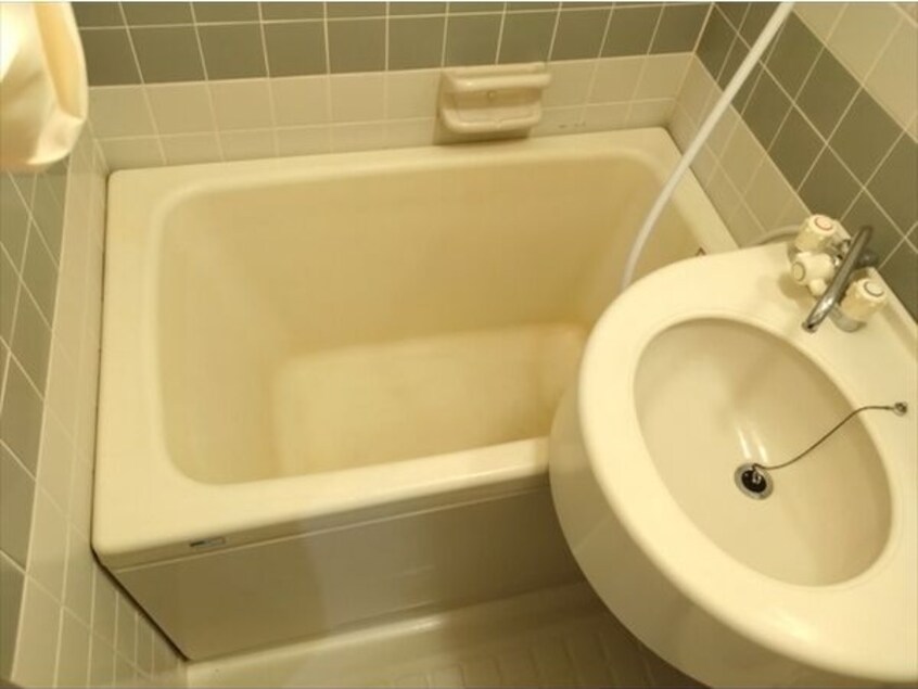 ※写真は同じマンションの違う部屋のものになります。 名古屋市営地下鉄東山線/栄駅 徒歩12分 3階 築36年