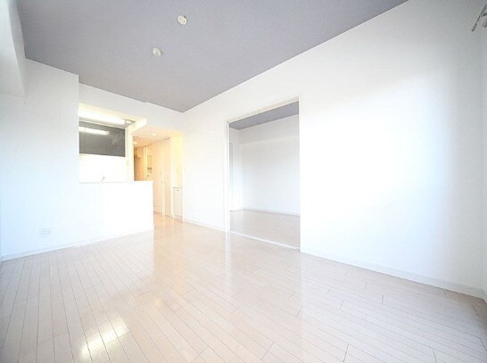 ※写真は同じマンションの違う部屋のものになります。 ラドーニ清水