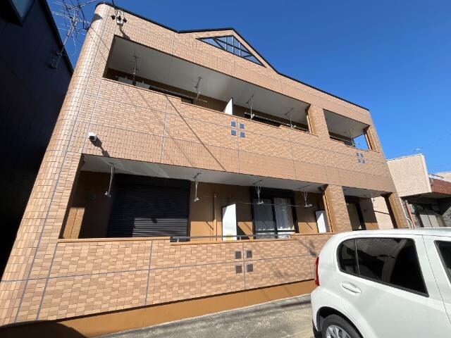 外観写真（昼） ウェル　ＩＺＵＭＩ