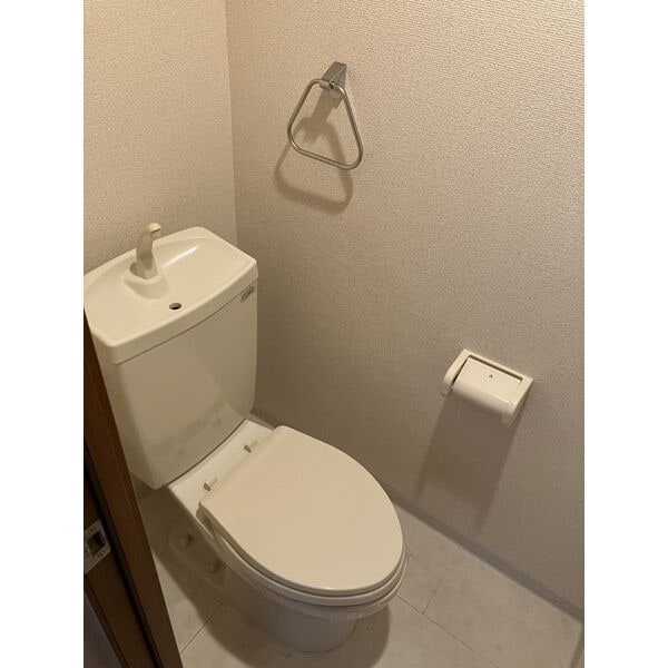 ※写真は同じマンションの違う部屋のものになります。 フィオーレレジデンス