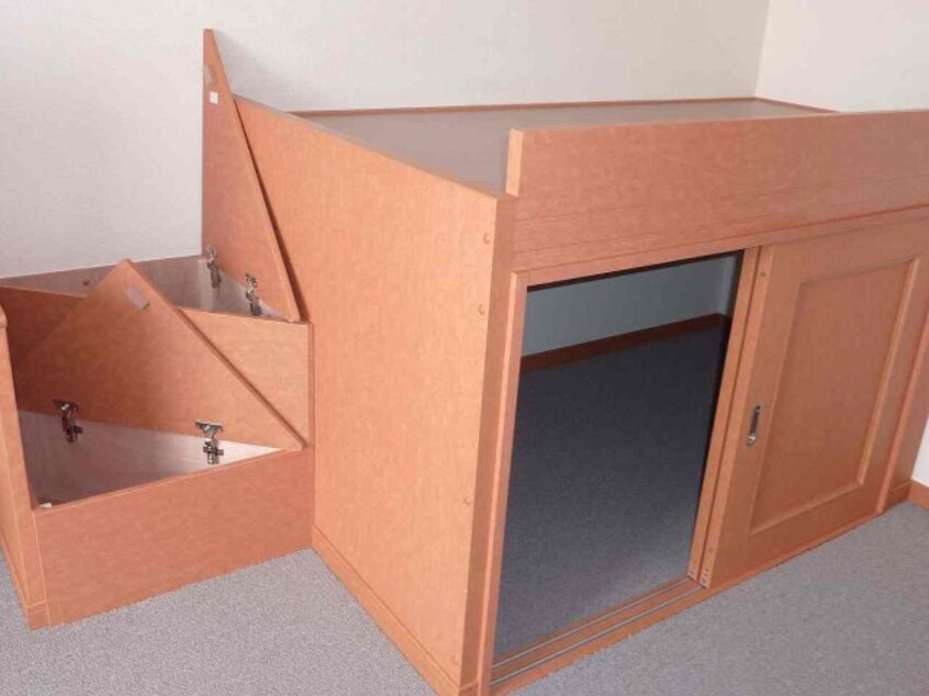 ベッド下は大きな収納スペースになってます♪ レオパレスサンヒルズ