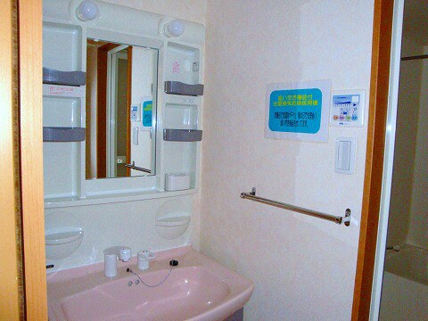 写真、間取図面などが現況と異なる場合は現況優先となります。 サプリーム若草