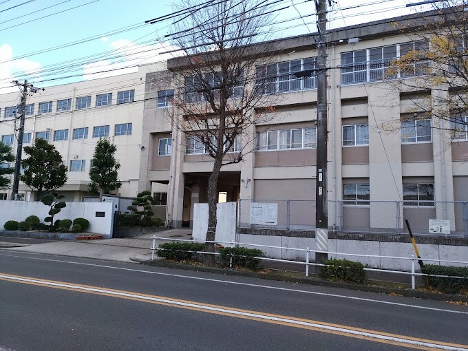 名古屋市立千鳥丘中学校(中学校/中等教育学校)まで1031m ブラウベルク浦里Ⅱ