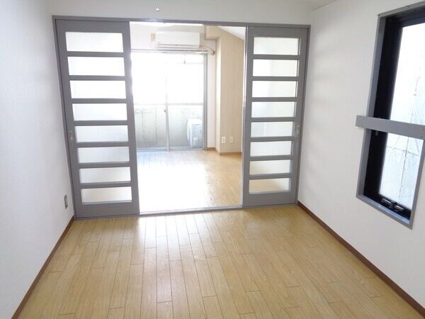 ※写真は同じマンションの違う部屋のものになります。 プリンセス栄