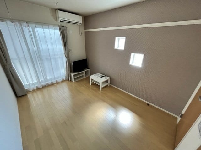 横窓は１号室のみです クレイノ蔦元