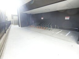 [ オートバイ駐車場 ]