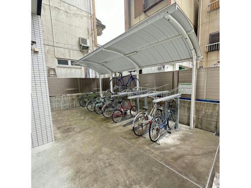 駐輪場 ラルーチェ泉