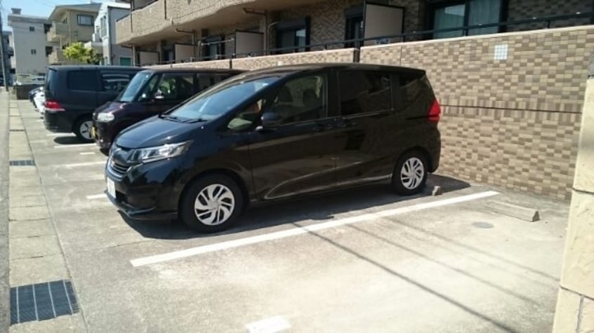 車をお持ちの方に嬉しい駐車場付きの物件です ラ・カーサＳＨＩＭＡＤＡ