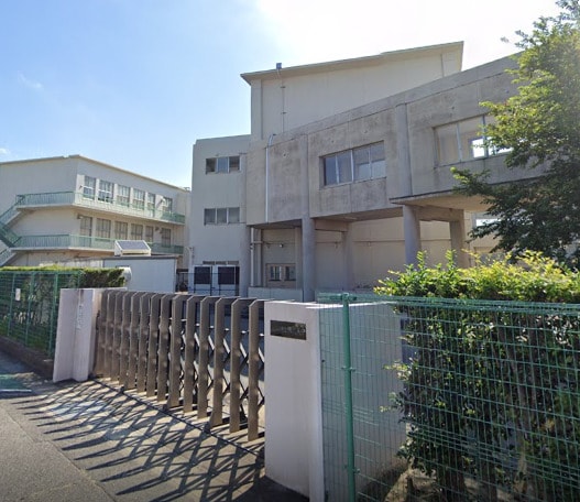 刈谷市立依佐美中学校(中学校/中等教育学校)まで229m 柘植マンション(V)