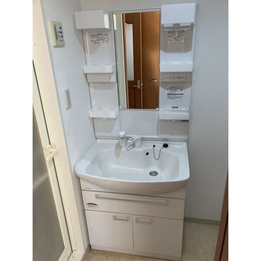 ※写真は同じマンションの違う部屋のものになります。 フィオーレレジデンス