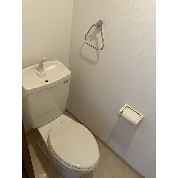 ※写真は同じマンションの違う部屋のものになります。 フィオーレレジデンス