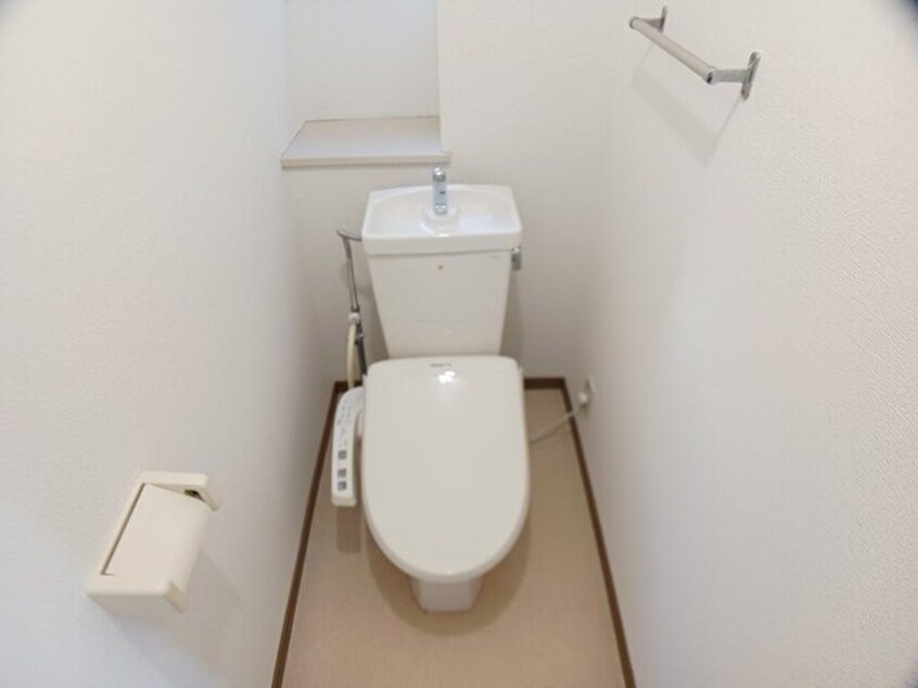 コンパクトで使いやすいトイレです ハイツ極楽