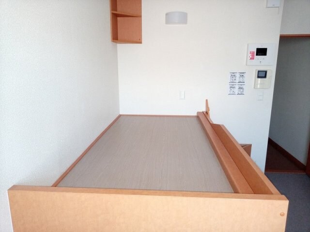 ベッドの下は収納スペースになっています レオパレス地領