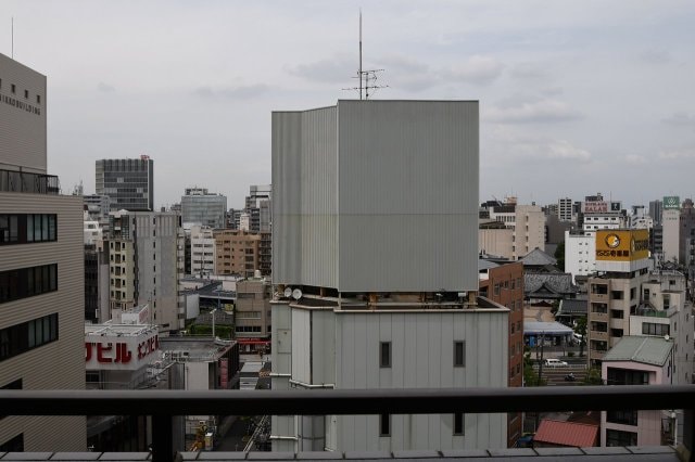 目前に看板有り。眺望劣る為、家賃を下げてます！ レオパレスＦｌａｔ新栄