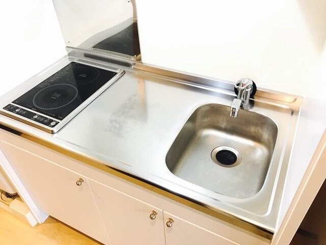 電気タイプのコンロを完備。キッチン下収納も広いです♪ クレイノＢＥＬＬ