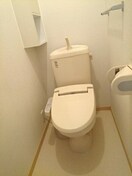 落ち着いた色調のトイレです ボンジュルネ